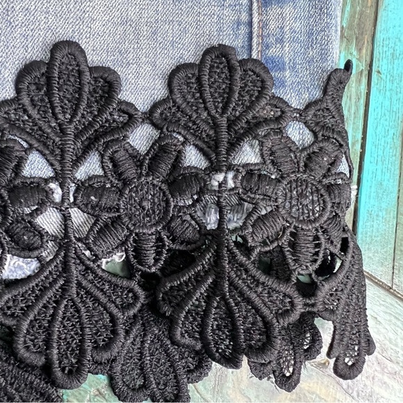 Express Low Rise Relaxed Lace Embellished Denim Shorts Size 00 - Picture 6 of 10